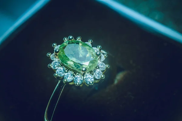 Dyrbara Gyllene Ring Med Olivgrön Sten Naturliga Peridot — Stockfoto