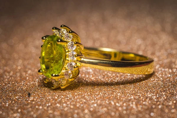 Anel Dourado Precioso Com Pedra Verde Oliva Peridot Natural — Fotografia de Stock
