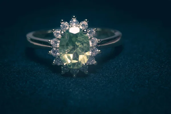 Edler Goldener Ring Mit Olivgrünem Stein Natürlichem Peridot — Stockfoto