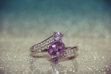 Filtre Doğal Ametist değerli taş ile dekore edilmiş moda gümüş yüzük.