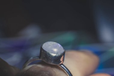 Doğal beyaz ay taşı ile paslanmaz çelik yüzük.