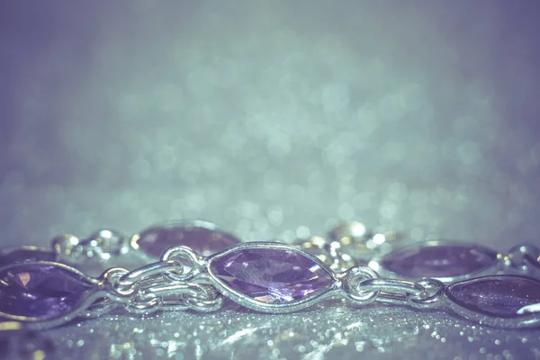 时尚银手镯饰以天然紫水晶宝石 — 图库照片
