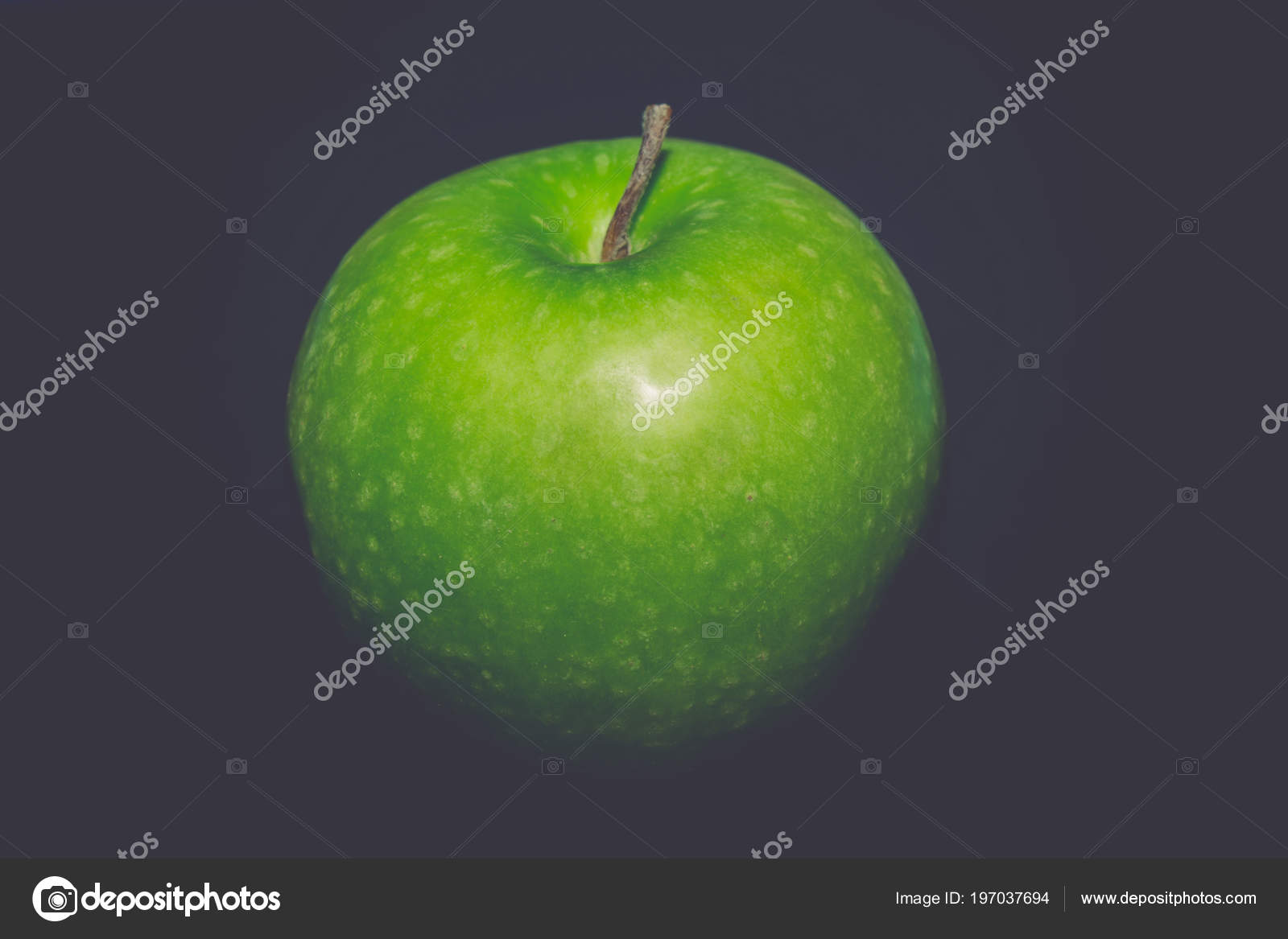 关闭葡萄酒的背景与绿色的苹果仍然生活 图库照片 C Artshock