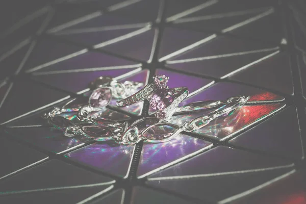 时尚银环饰以天然紫水晶宝石过滤 — 图库照片