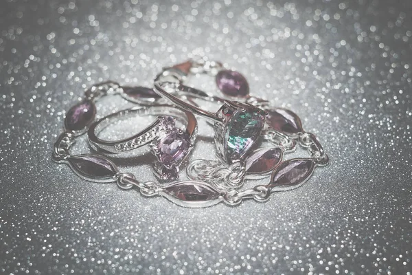 フィルター処理された天然アメジスト宝石で飾られたファッション シルバー リング — ストック写真