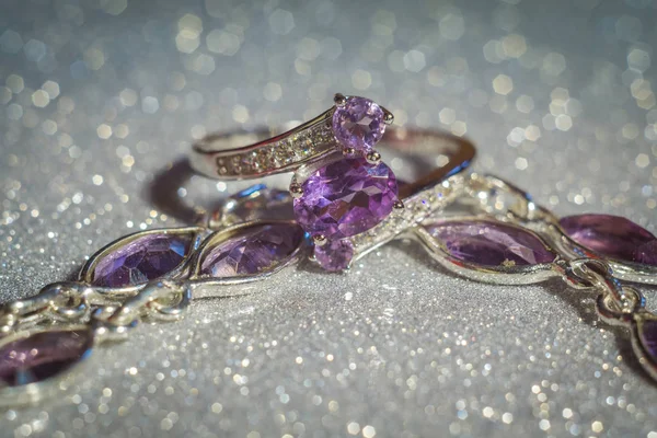 时尚银环饰以天然紫水晶宝石 — 图库照片