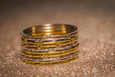 Moda altın halka üzerinde parlak arka plan, makro.