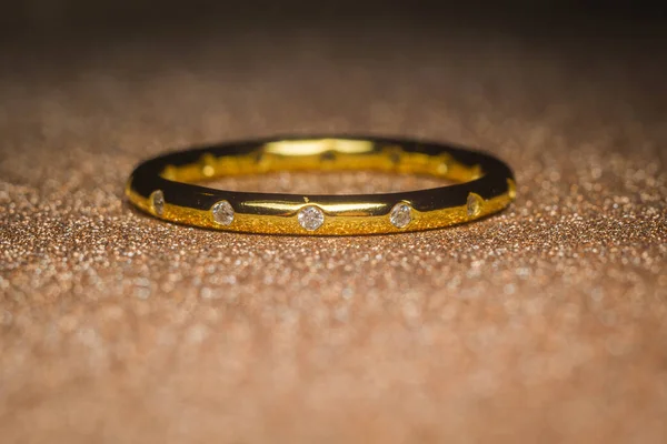 Μόδα Χρυσό Δαχτυλίδι Πάνω Από Αστραφτερό Φόντο Μακροεντολής — Φωτογραφία Αρχείου