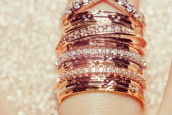 Coleção Jóias Pilha Anéis Dourados Dedo Fundo Moda — Fotografia de Stock