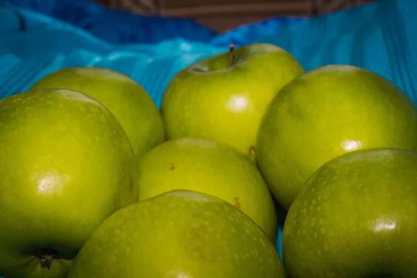 Kupie Dojrzałe Jabłka Zielone Bliska Tło — Zdjęcie stockowe