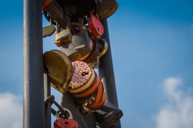 Aşk kilitleri bir metal düğün Köprüsü'nde arka kapatmak.