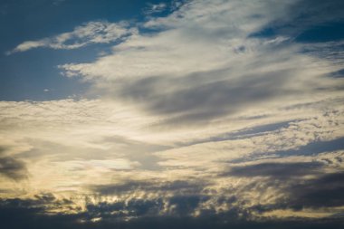 Beyaz bulutlar manzara ile huzurlu mavi gökyüzü.