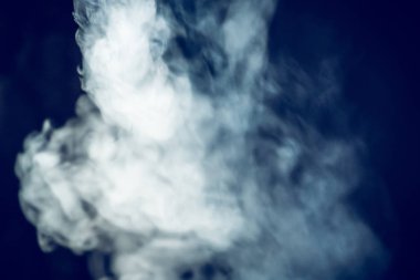 Sıcak karanlık odada buhar akış arka plan filtre.