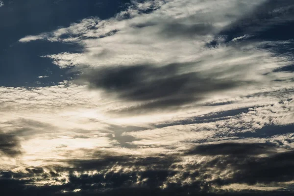 Beyaz Bulutlar Manzara Ile Huzurlu Mavi Gökyüzü — Stok fotoğraf