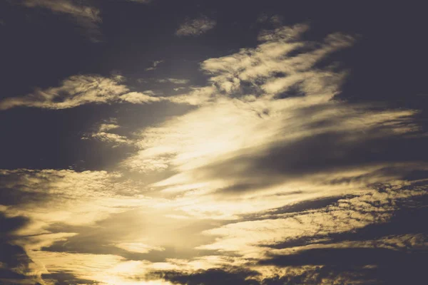 Мирное Голубое Небо Белыми Облаками — стоковое фото