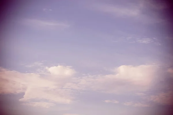 Мирное Голубое Небо Белыми Облаками — стоковое фото