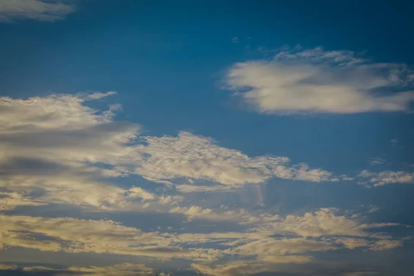 Мирное Голубое Небо Белыми Облаками Пейзаж — стоковое фото