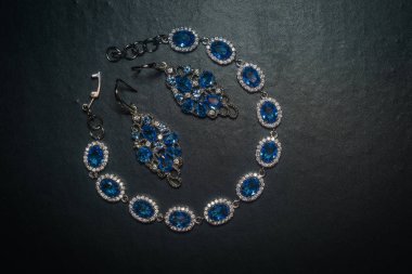 Moda gümüş bilezik ve mavi menekşe taş, tanzanite taklidi küpe.