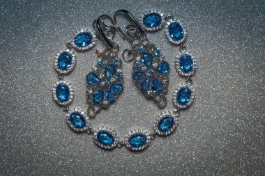 Moda gümüş bilezik ve mavi menekşe taş, tanzanite taklidi küpe.