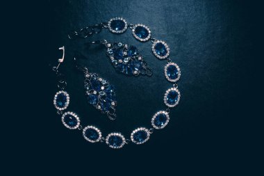 Moda gümüş bilezik ve mavi menekşe taş, tanzanite taklidi küpe.