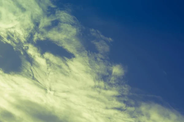Vreedzame Blauwe Hemel Met Witte Wolken Landschap Gefilterd — Stockfoto