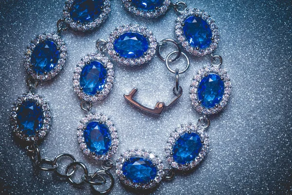 Gelang Perak Fashion Dengan Batu Ungu Biru Imitasi Tanzanit — Stok Foto