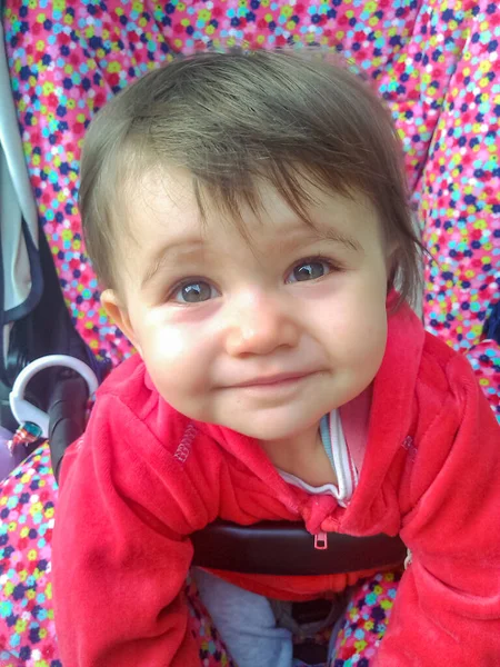 可愛い赤ちゃん 彼女はベビーカーの中で幸せそして前を見ている — ストック写真