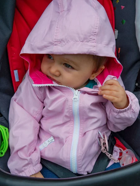 Söt Liten Bebis Barnvagnen Hon Ute Gatan Molnig Dag Klädd — Stockfoto