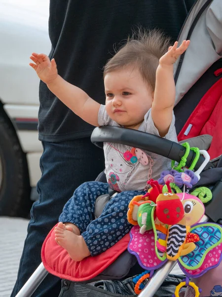 Söt Liten Bebis Barnvagnen Hon Står Gatan Och Höjer Armarna — Stockfoto