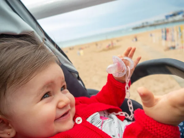 Söt Liten Bebis Barnvagnen Hon Stranden Och Ler Solig Dag — Stockfoto