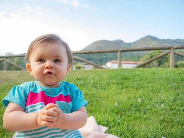 Söt Liten Bebis Hon Sitter Gräset Och Tittar — Stockfoto