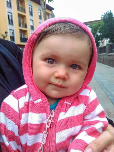 Bebek Arabasında Sevimli Bir Bebek Önüne Bakıyor Sokakta Başlık Takıyor — Stok fotoğraf