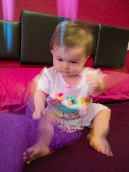 Schattige Kleine Baby Gelukkig Speelt Beweegt Snel Een Bed — Stockfoto