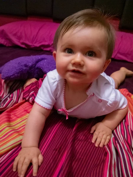 可愛い赤ちゃん 彼女は幸せだベッドで遊んでる — ストック写真