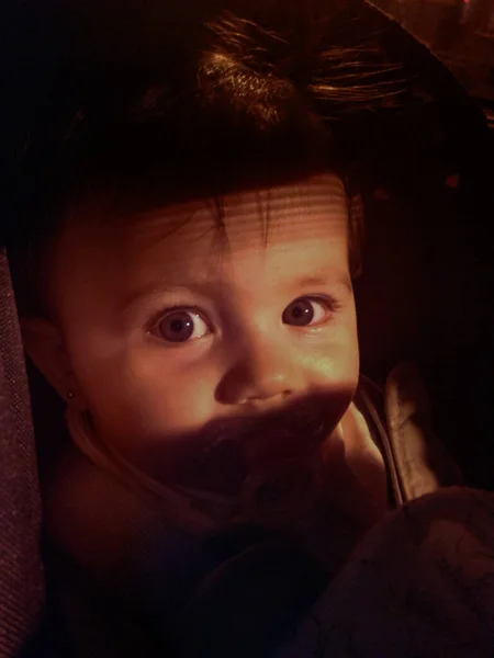 Leuke Kleine Baby Haar Autostoeltje Gelukkig Kijkt Nacht — Stockfoto