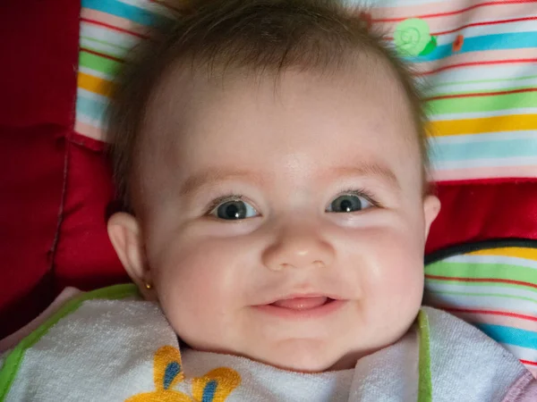 Leuke Kleine Blanke Baby Rust Haar Kinderwagen Gelukkig Lachend — Stockfoto