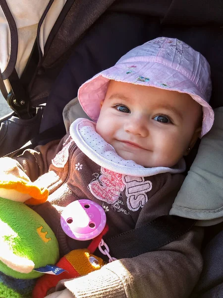 Carino Piccolo Bambino Caucasico Sta Riposando Sul Suo Passeggino Guardando — Foto Stock