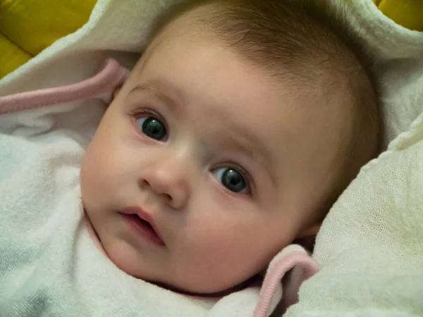 Niedliches Kleines Kaukasisches Baby Sie Liegt Auf Ihrem Kinderwagen Und — Stockfoto