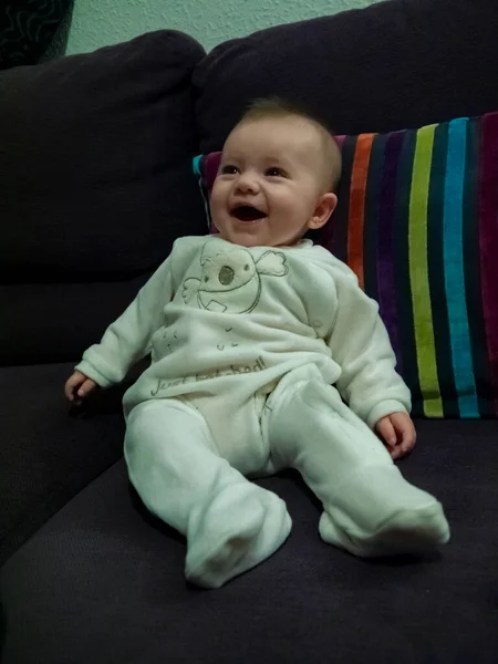 Niedliches Kleines Kaukasisches Baby Sie Sitzt Auf Einem Sofa Und — Stockfoto