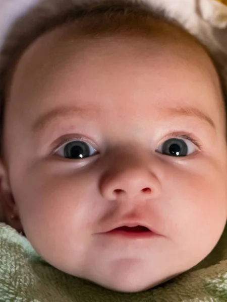 Niedliches Kleines Kaukasisches Baby Sie Schaut Und Lächelt — Stockfoto