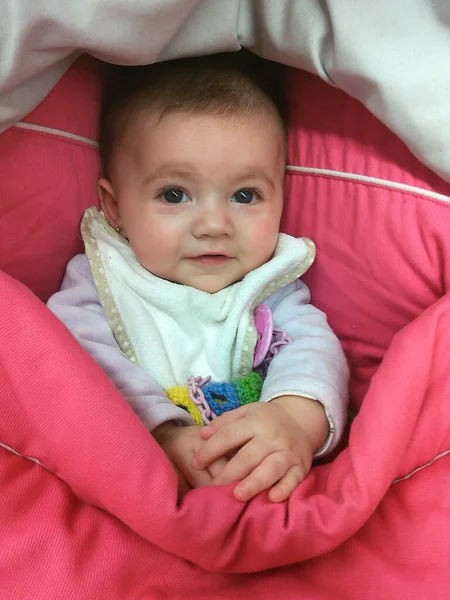 Niedliches Kleines Kaukasisches Baby Sie Ruht Sich Auf Ihrem Kinderwagen — Stockfoto