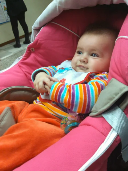 Söt Liten Kaukasisk Bebis Hon Tittar Från Sin Barnvagn — Stockfoto
