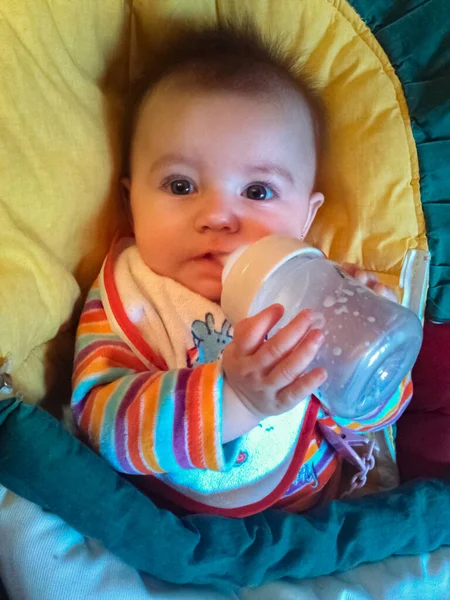かわいい白人の赤ちゃん 哺乳瓶から牛乳を飲んで食べています — ストック写真