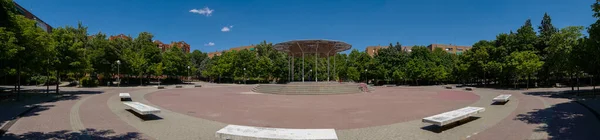 Piazza Del Parco Con Alcune Panchine Una Giornata Sole Non — Foto Stock