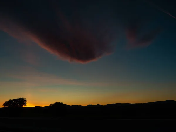 Silueta Campo Hora Puesta Del Sol Hay Una Enorme Nube — Foto de Stock