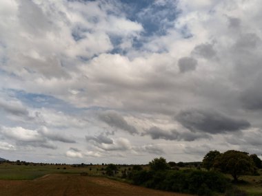 Kırsal alan. Gökyüzü çok bulutlu.