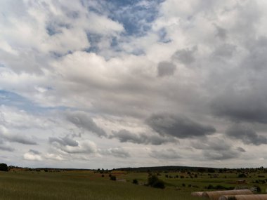 Kırsal alan. Gökyüzü çok bulutlu.