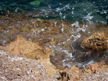 Deniz köpüklü deniz kıyısı. Kayalık bir sahil..