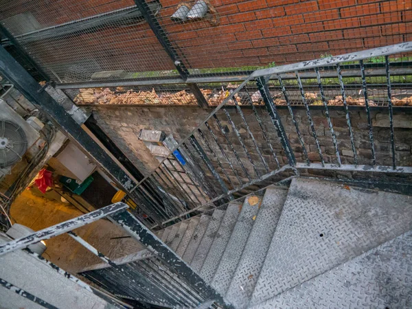 Vészkijárat Van Egy Lépcső Ami Utcára Vezet — Stock Fotó