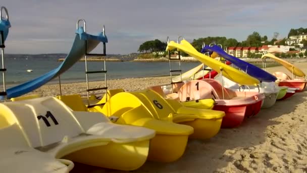 Panning Laterale Tricicli Acqua Parcheggiati Sulla Riva Una Spiaggia Galiziana — Video Stock